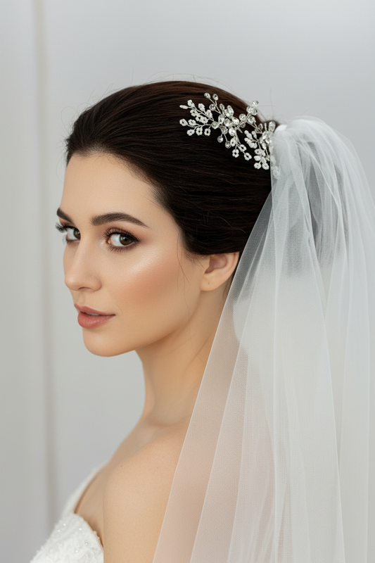 Set de dos pins de novia estilo romantico en color plata y blanco 