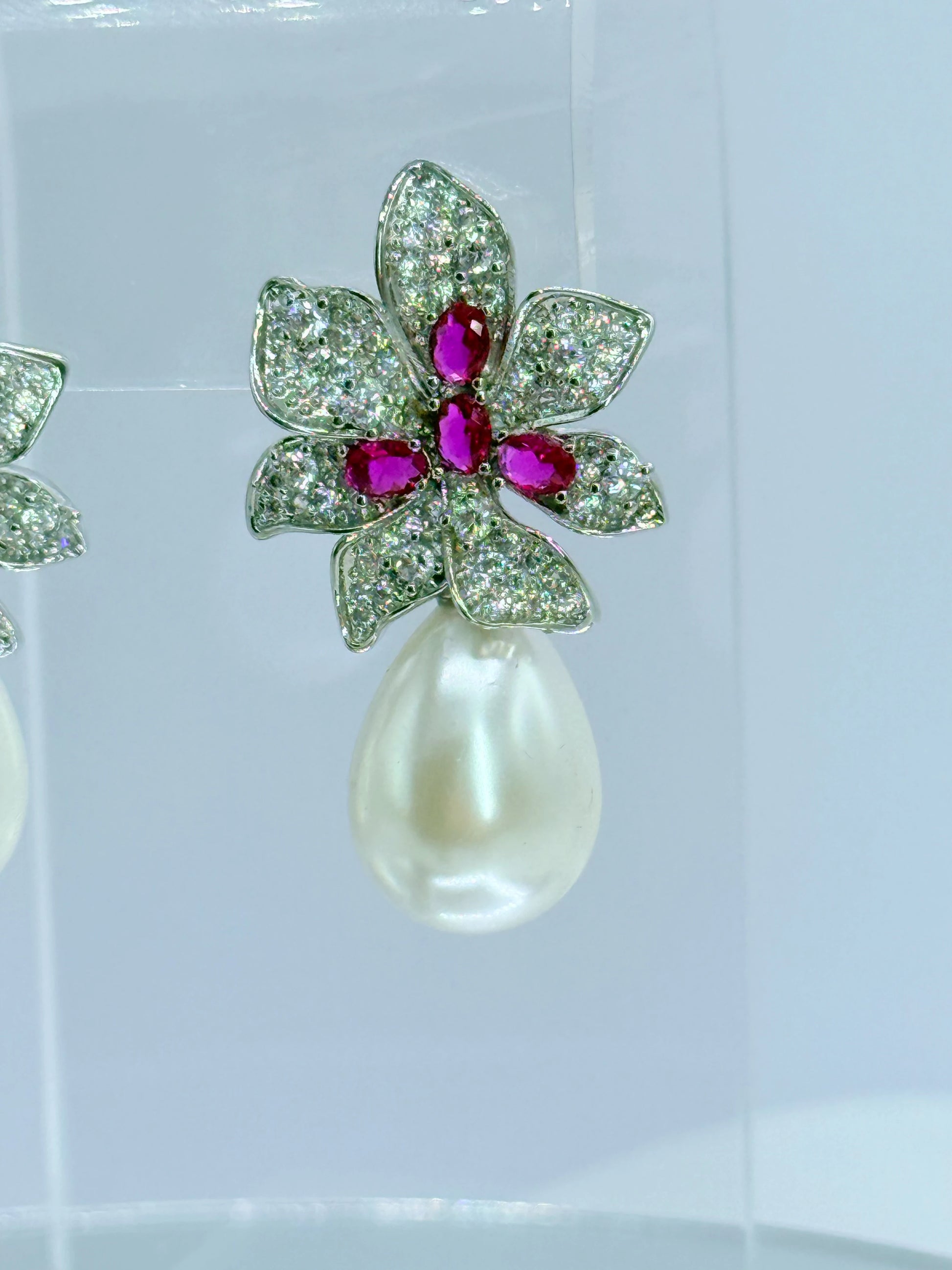 aros elegantes flor con cristales fucsia y perla shell