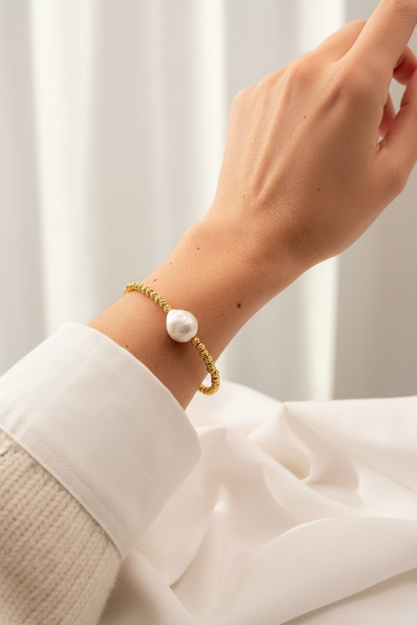 Pulsera de Perla barroca natural y mostacillas bañadas en oro 18K