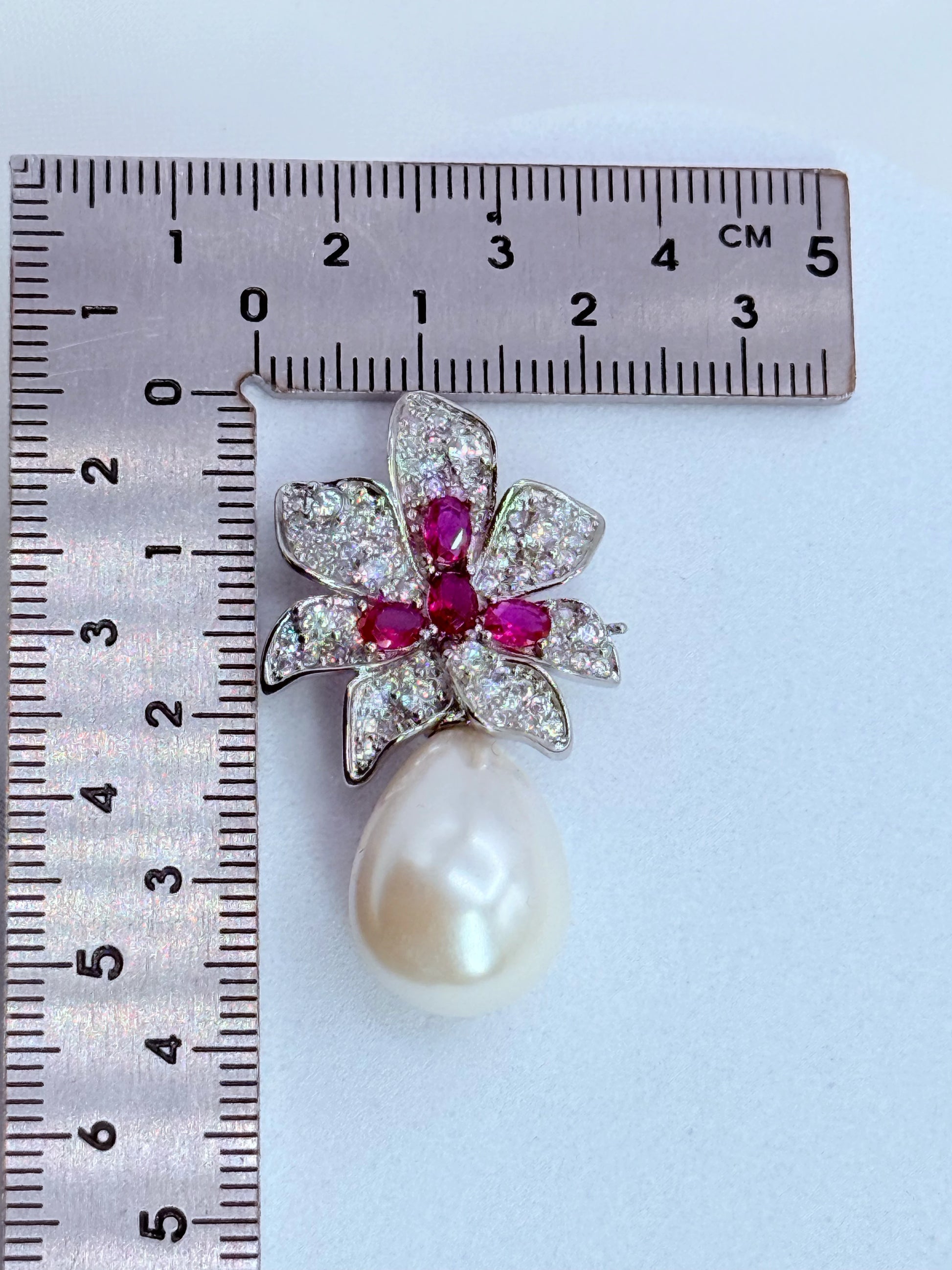 aros elegantes flor con cristales fucsia y perla shell