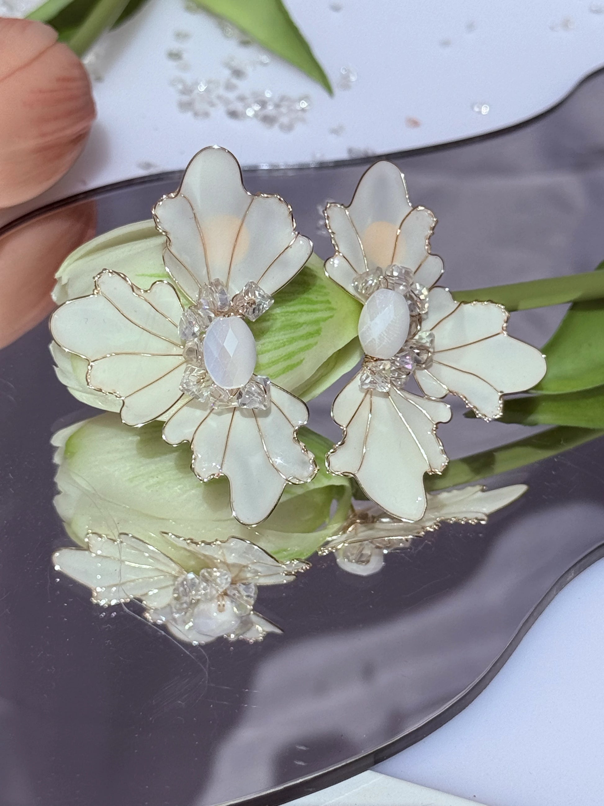 aros flor blanco mate con cristales elegantes para novia Fiestas eventos