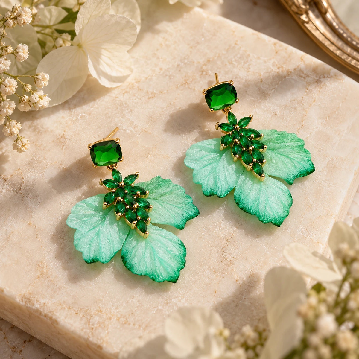 Aros hoja de terciopelo verde menta con cristal color esmeralda