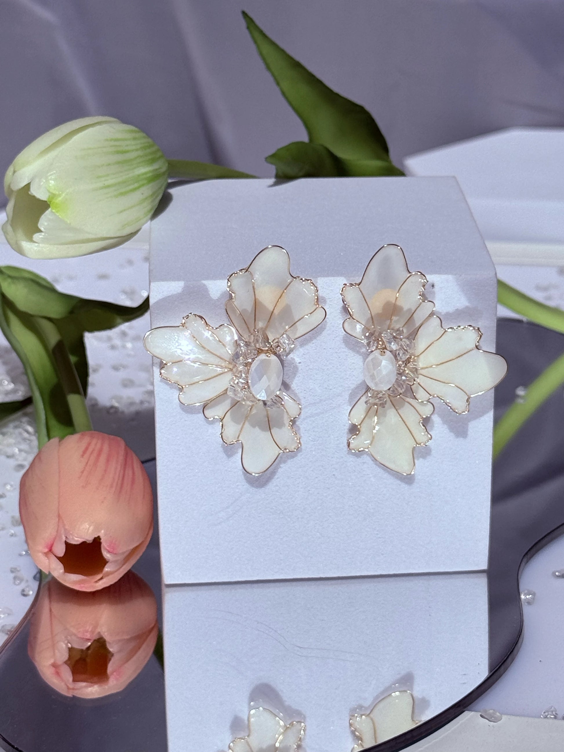 aros flor blanco mate con cristales elegantes para novia