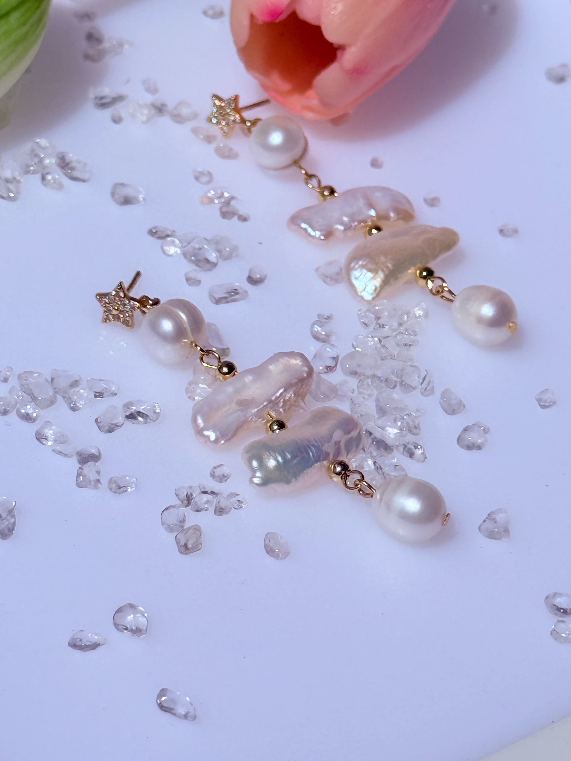 aros largos con perlas barrocas naturales y estrella con circones baño de oro 18k la merced joyas