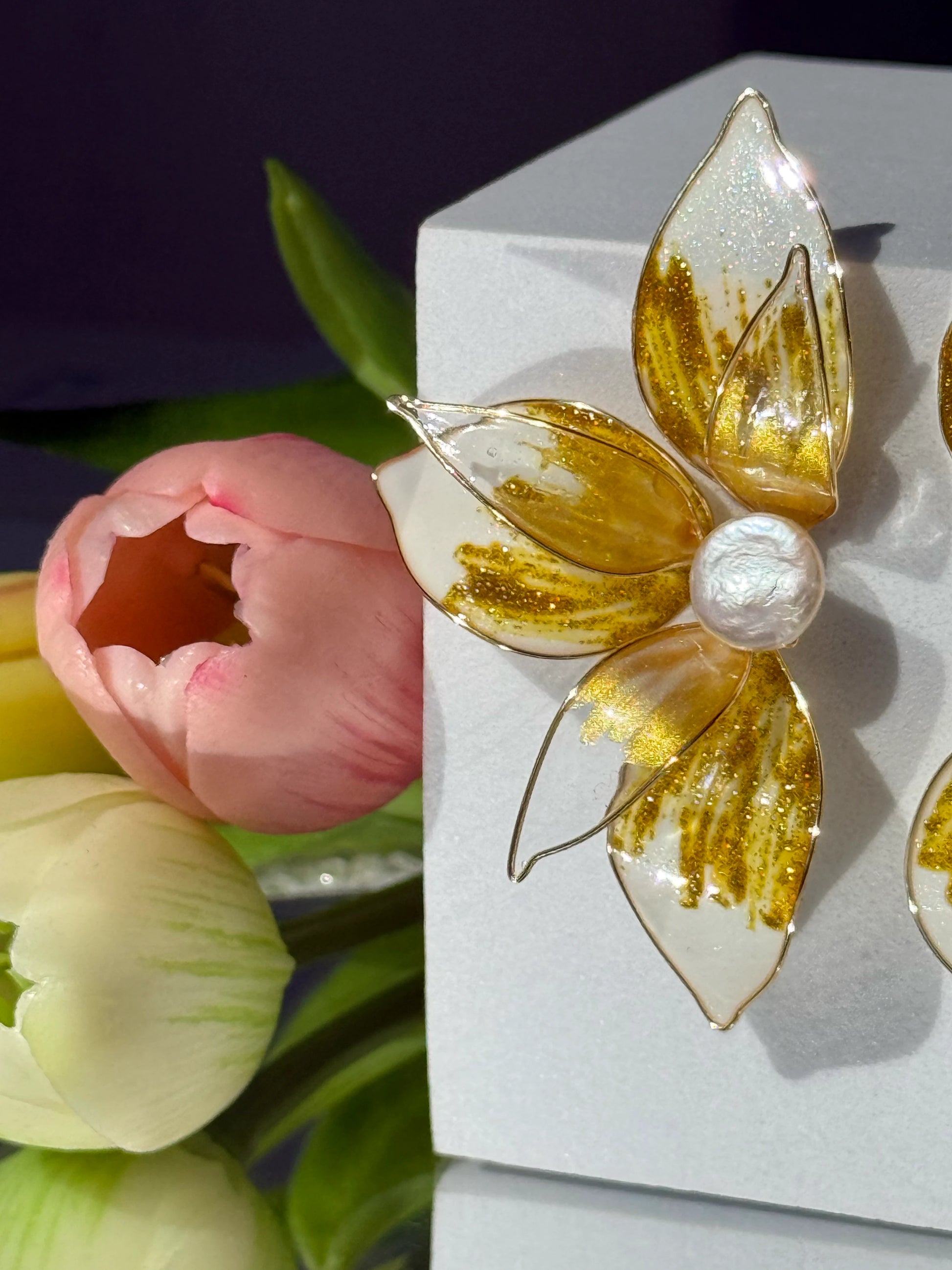 aros flor dorada y Blanca grandes y ultra livianos con cristales checos