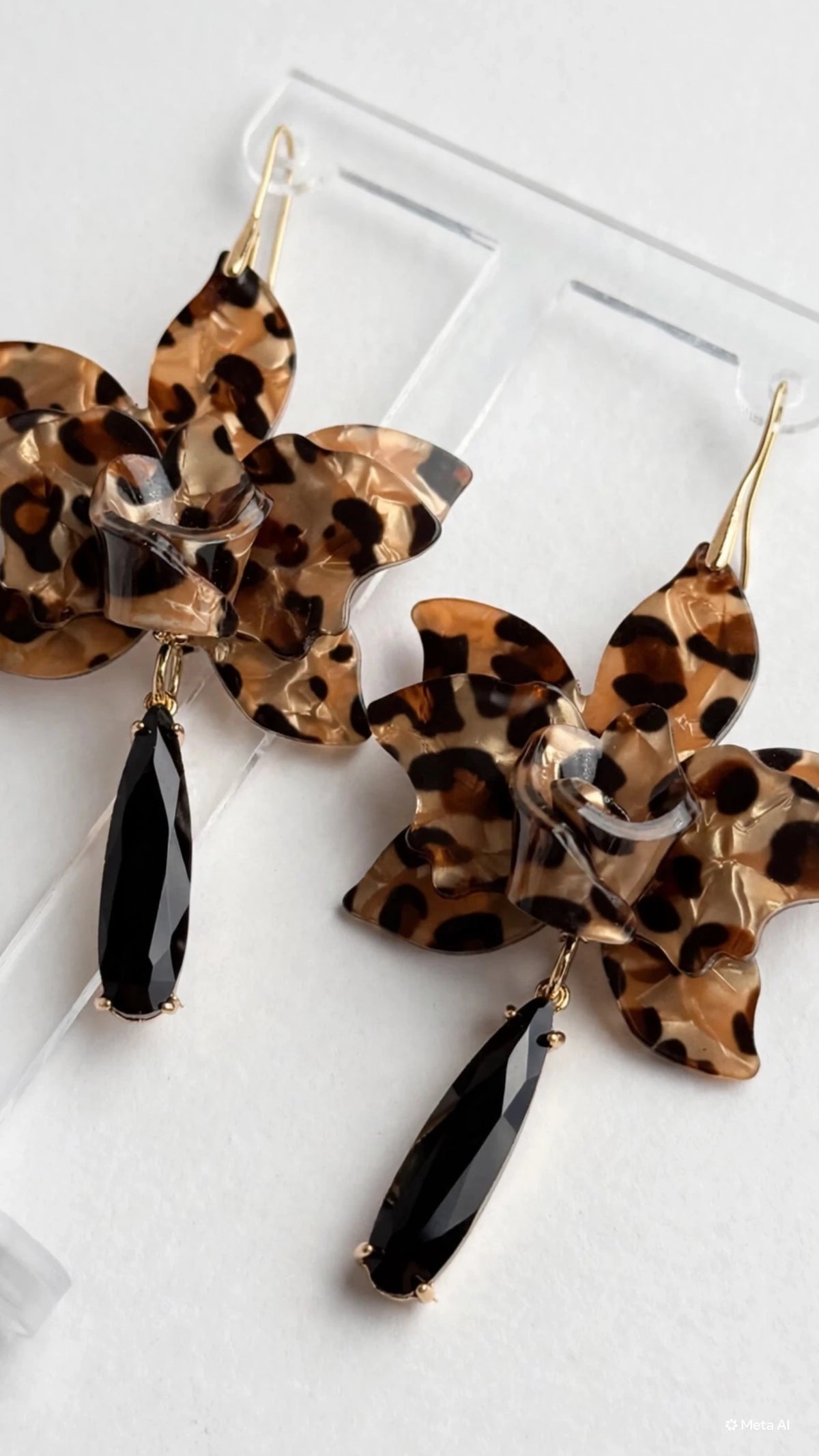 Aros flor animal print gris con gota de cristal
