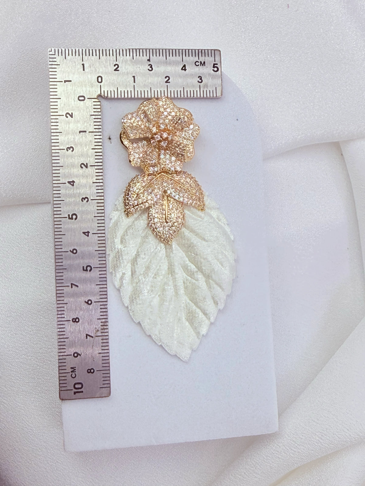 Aros flor de circones y hoja de terciopelo con baño de oro 18k