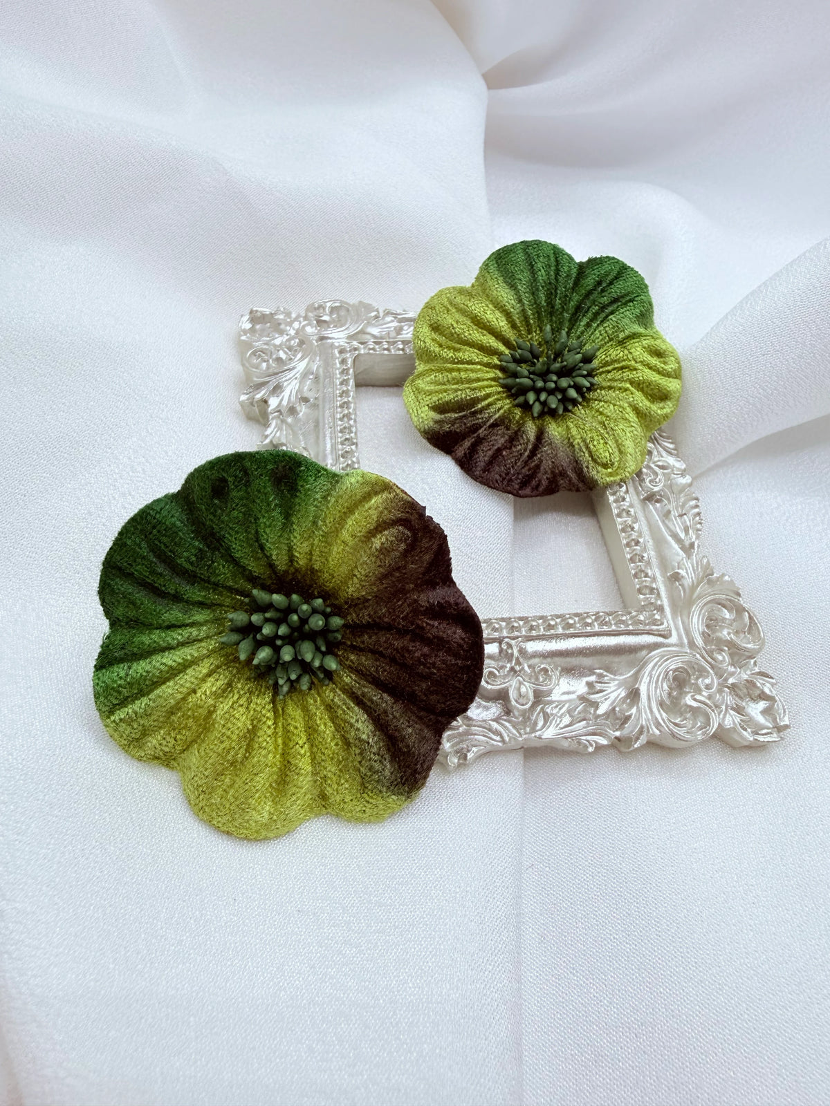 Aros maxi flor de terciopelo degradé verde, grandes y livianos