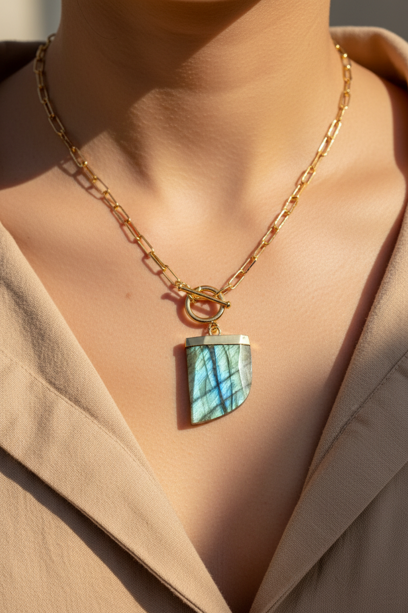 Collar bañado en oro con cadena de eslabón grande, cierre marinero tipo timón y colgante de piedra natural Labadorita