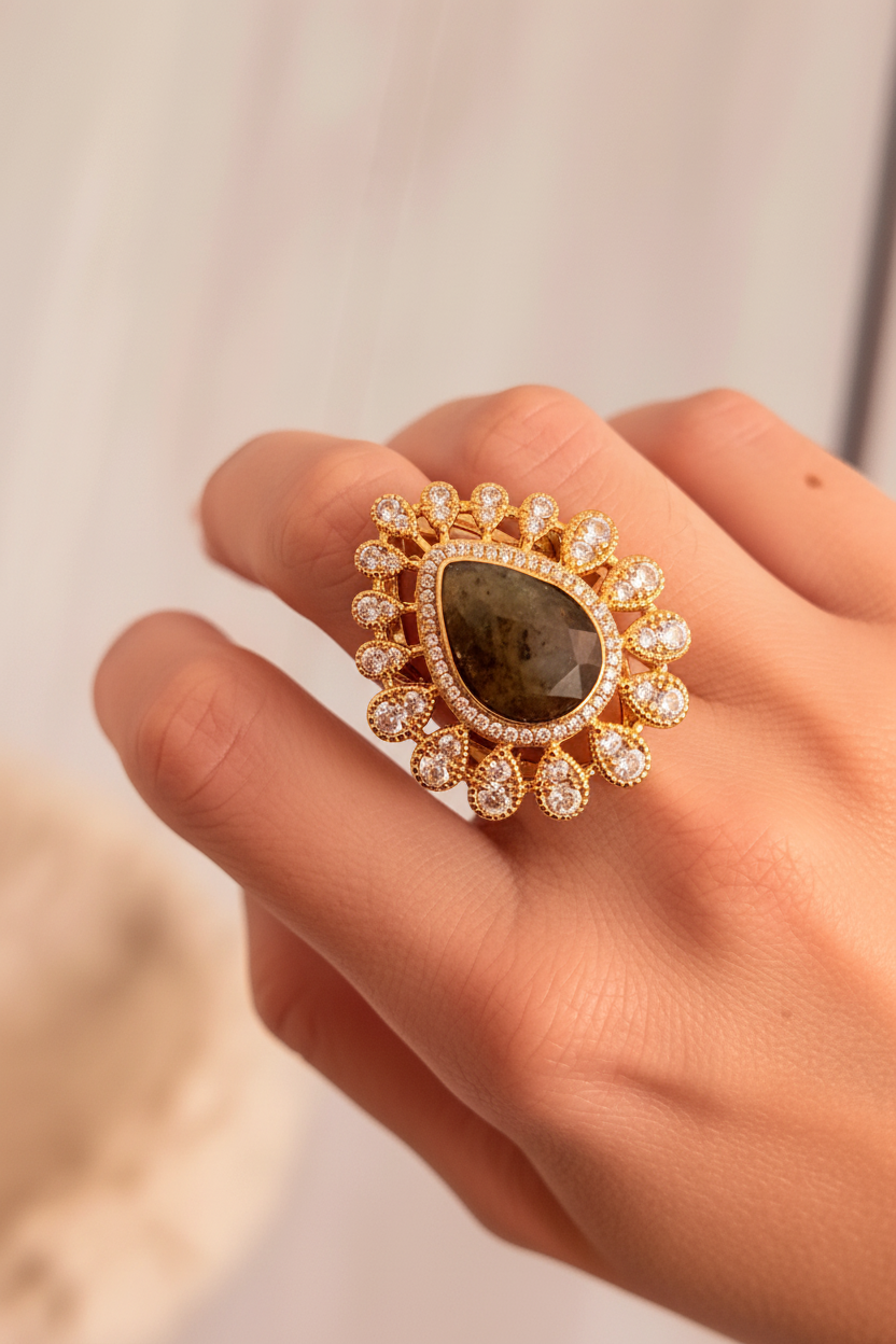 Anillo con labradorita en corte gota bañado en oro 18K con circones, anillo elegante ajustable