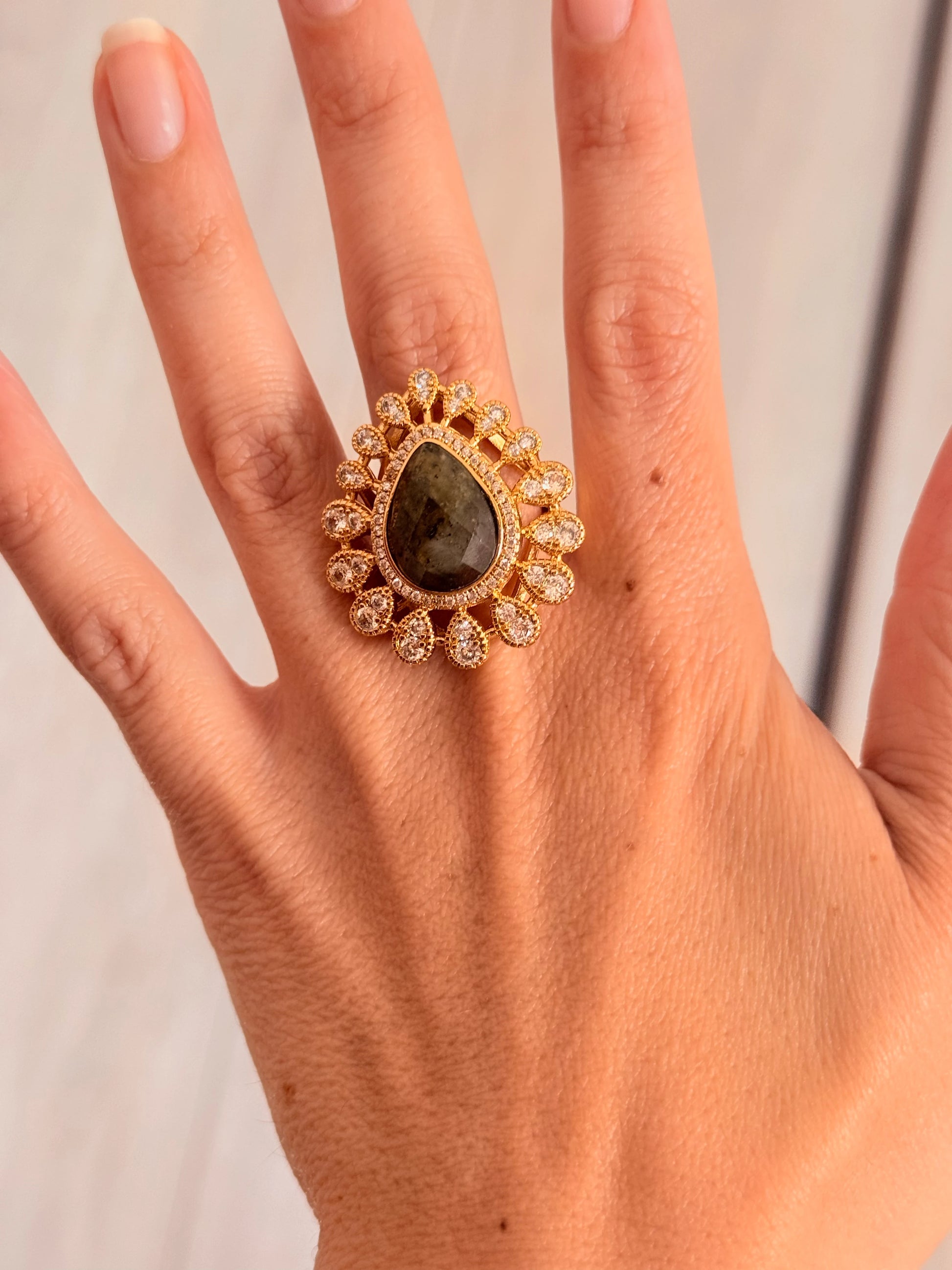 Anillo con labradorita en corte gota bañado en oro 18K con circones, anillo elegante ajustable Ideal regalo día de la madre 