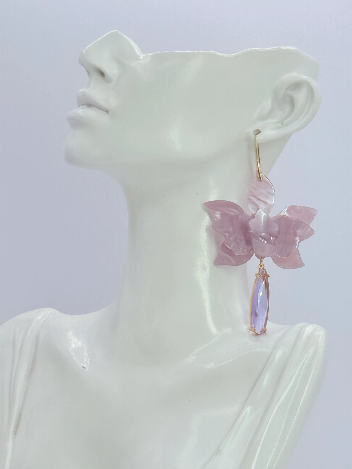 Aros flor de acrílico lila con gota de cristal y baño de oro