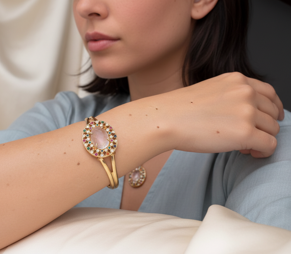 brazalete tipo esclava con nácar central y circones azules en baño oro 18k usado en muñeca femenina