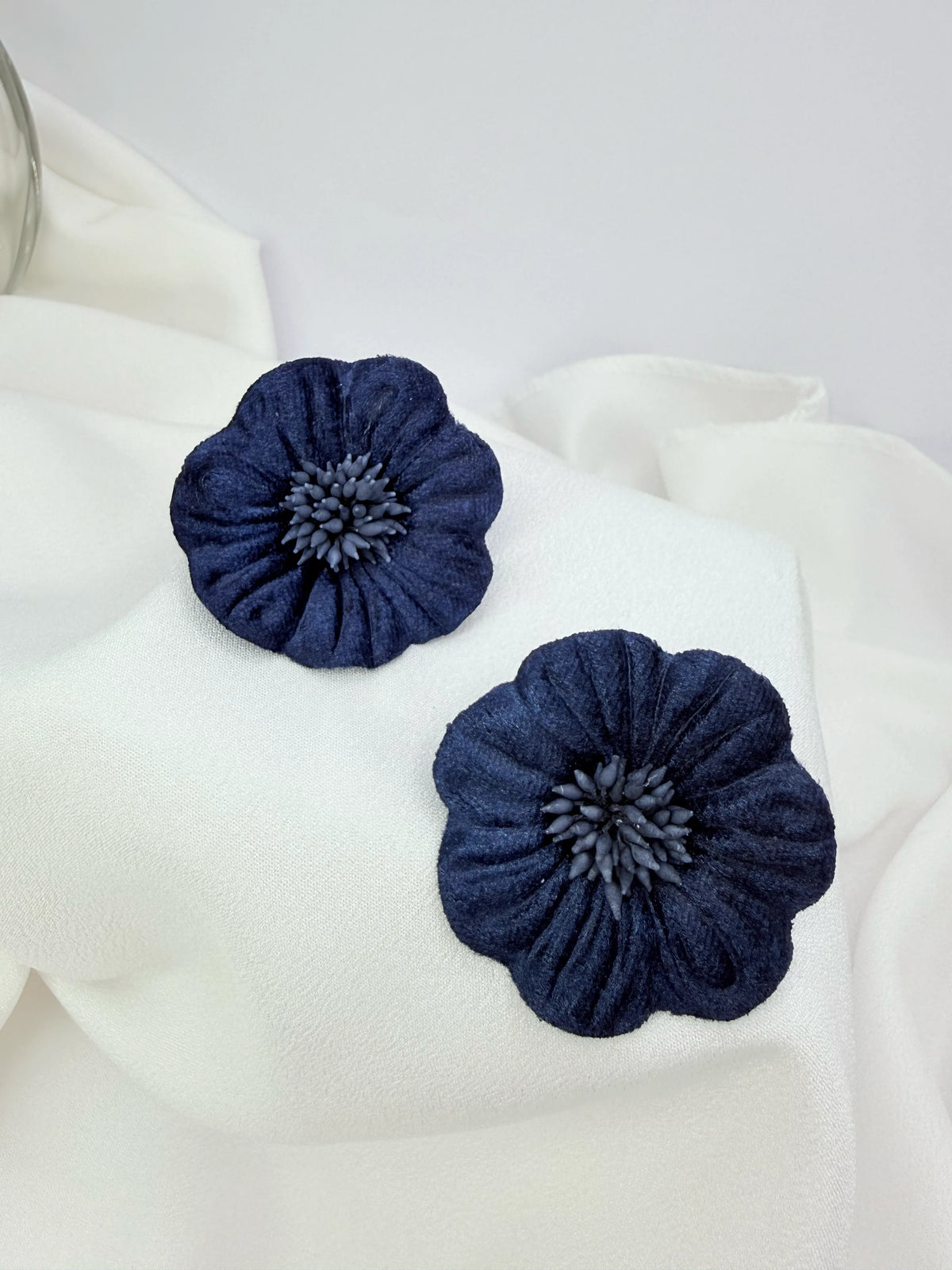 Aros maxi flor de terciopelo azul marino, grandes y livianos