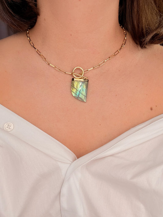 Collar bañado en oro con cadena de eslabón grande, cierre tipo timón y colgante de piedra natural labadorita