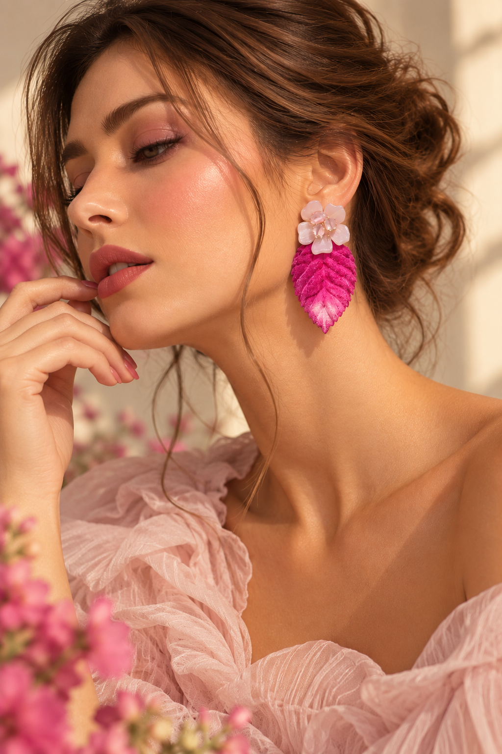 Aros mini hoja de terciopelo fucsia con flor de nácar