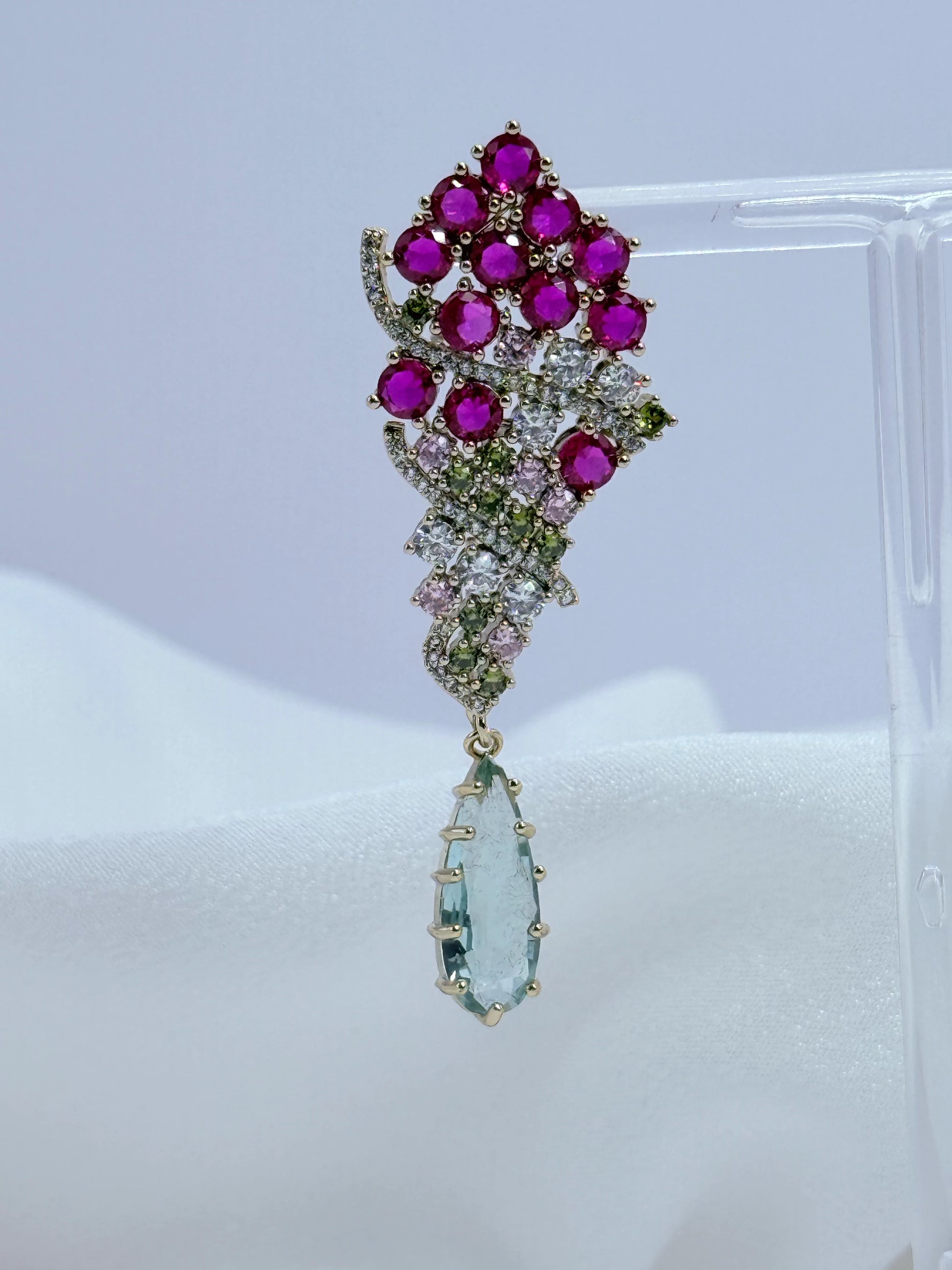Aros racimo circonitas fucsia gota aguamarina oro 18K - La Merced Joyas
