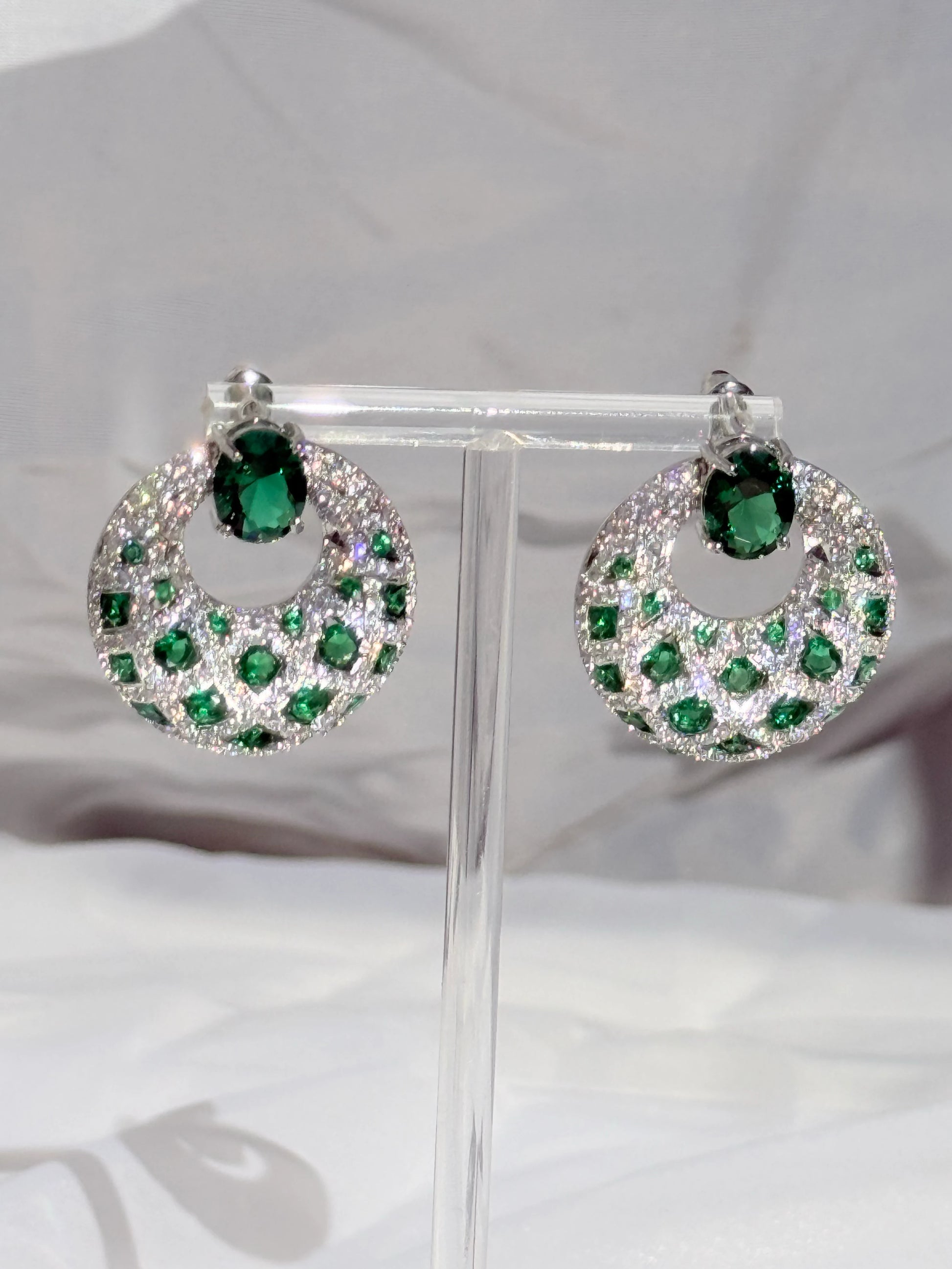 Aros circones verde esmeralda y traslúcidos plata 925 bañado en rodio 