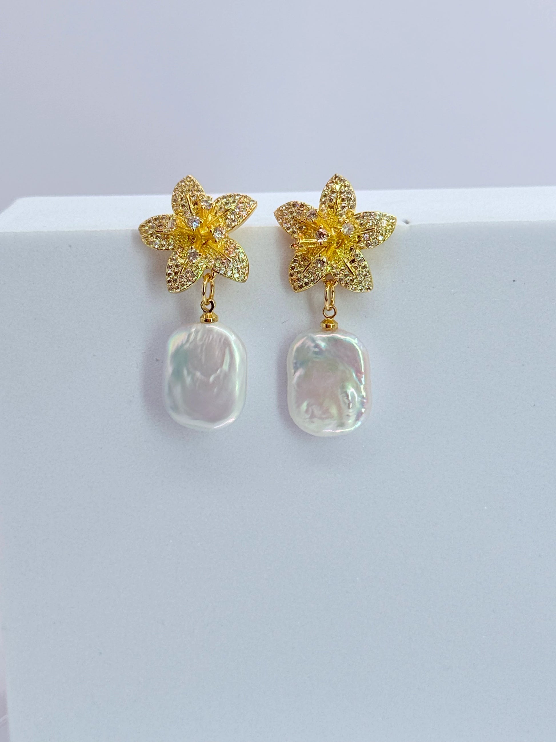 aros bañados en oro 18k flor con circones y perla barroca natural novias madrinas fiesta 