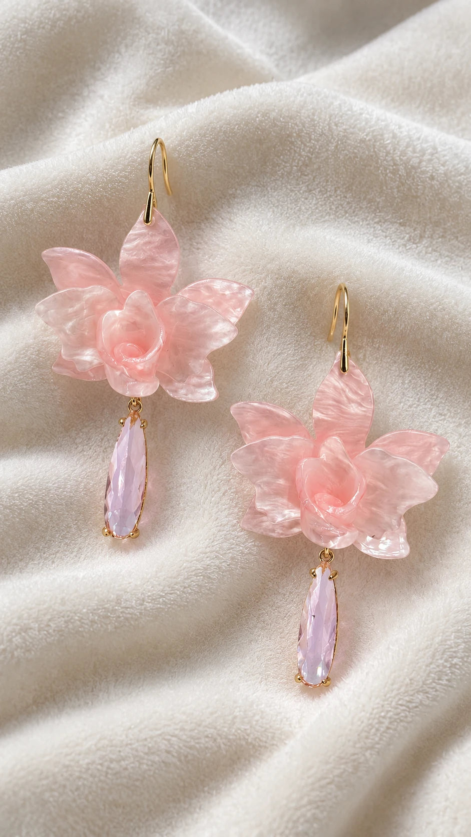 Aros flor de acrílico rosa pastel con gota de cristal y baño de oro
