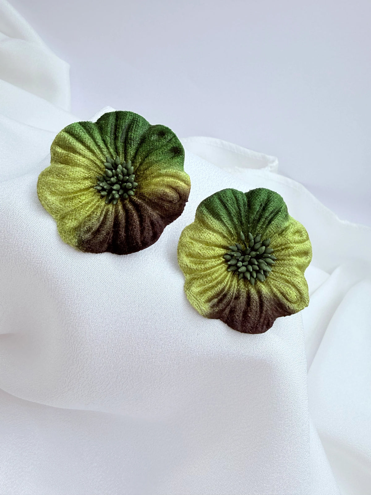 Aros maxi flor de terciopelo degradé verde, grandes y livianos