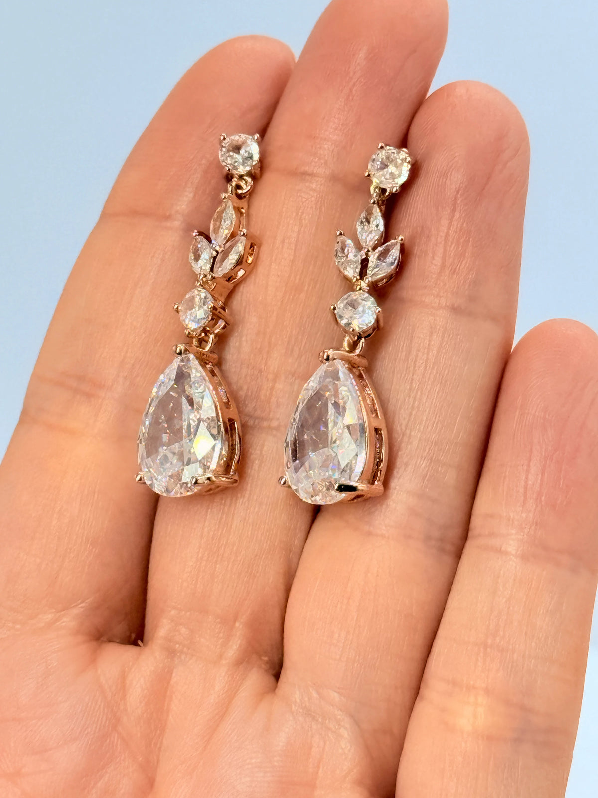 Aros hojas de circones con gota y baño de oro rosa