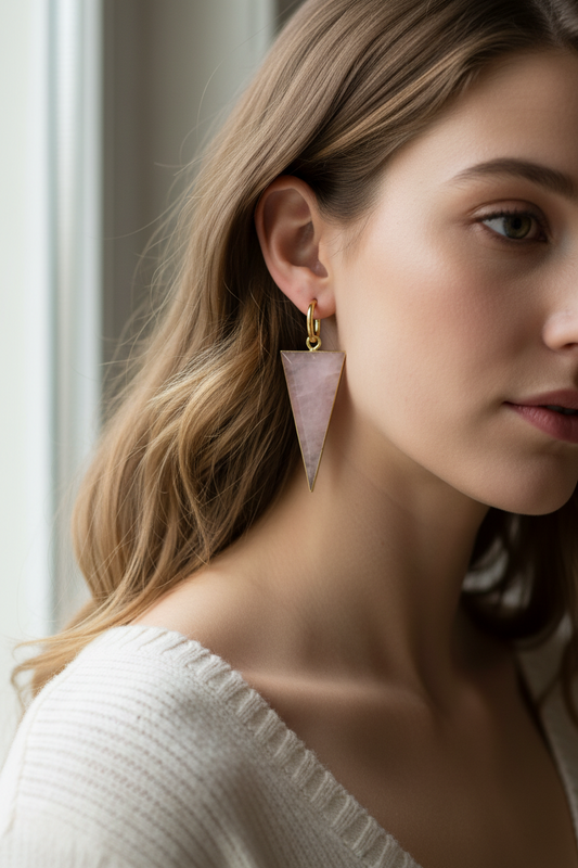 Aros de piedra cuarzo rosa natural cortada a mano en forma de triángulo, Baño de oro de 18K, hipoalergénico y libre de níquel