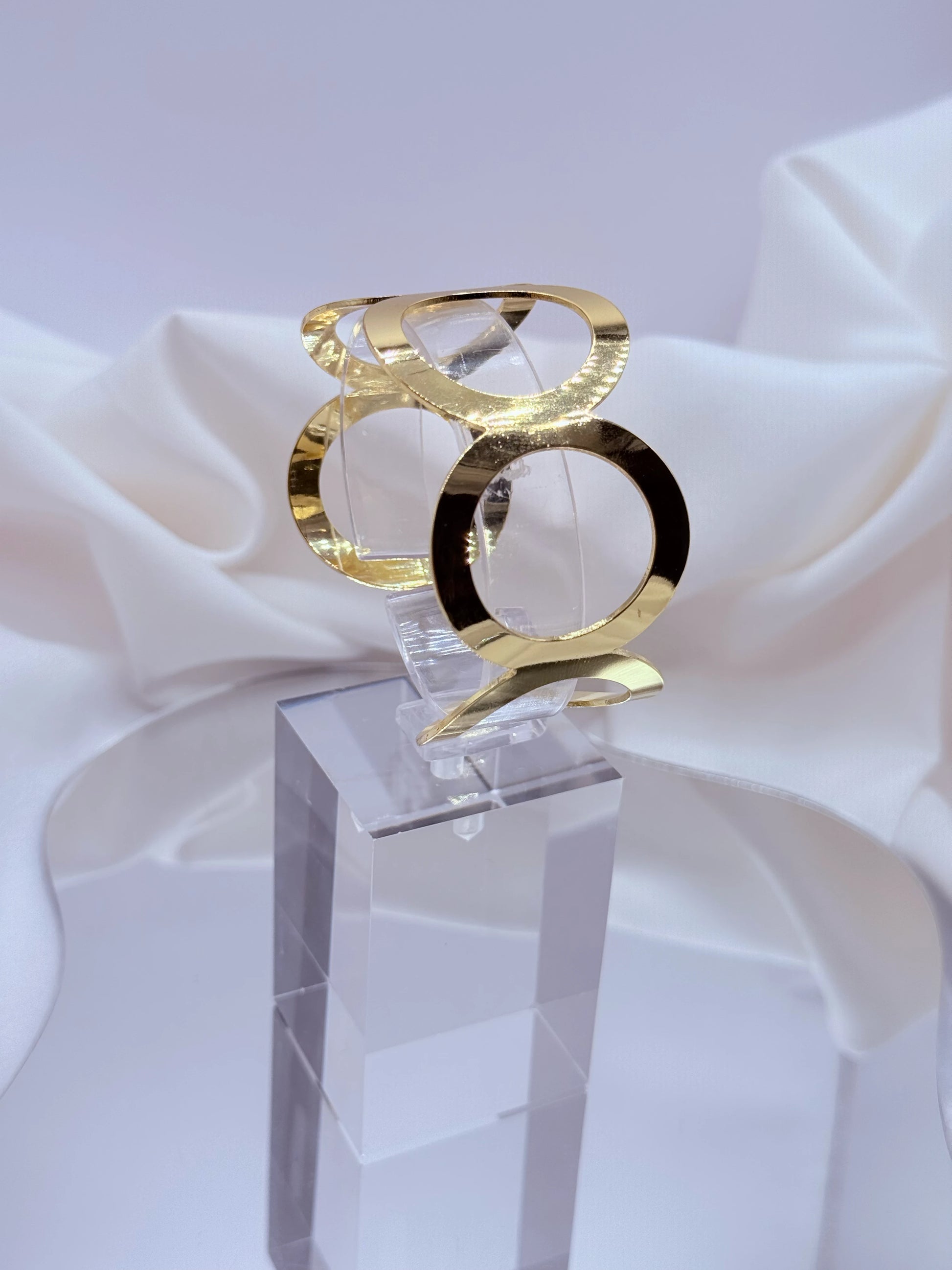 Pulsera geométrica bañada en oro 18K con diseño circular contemporáneo