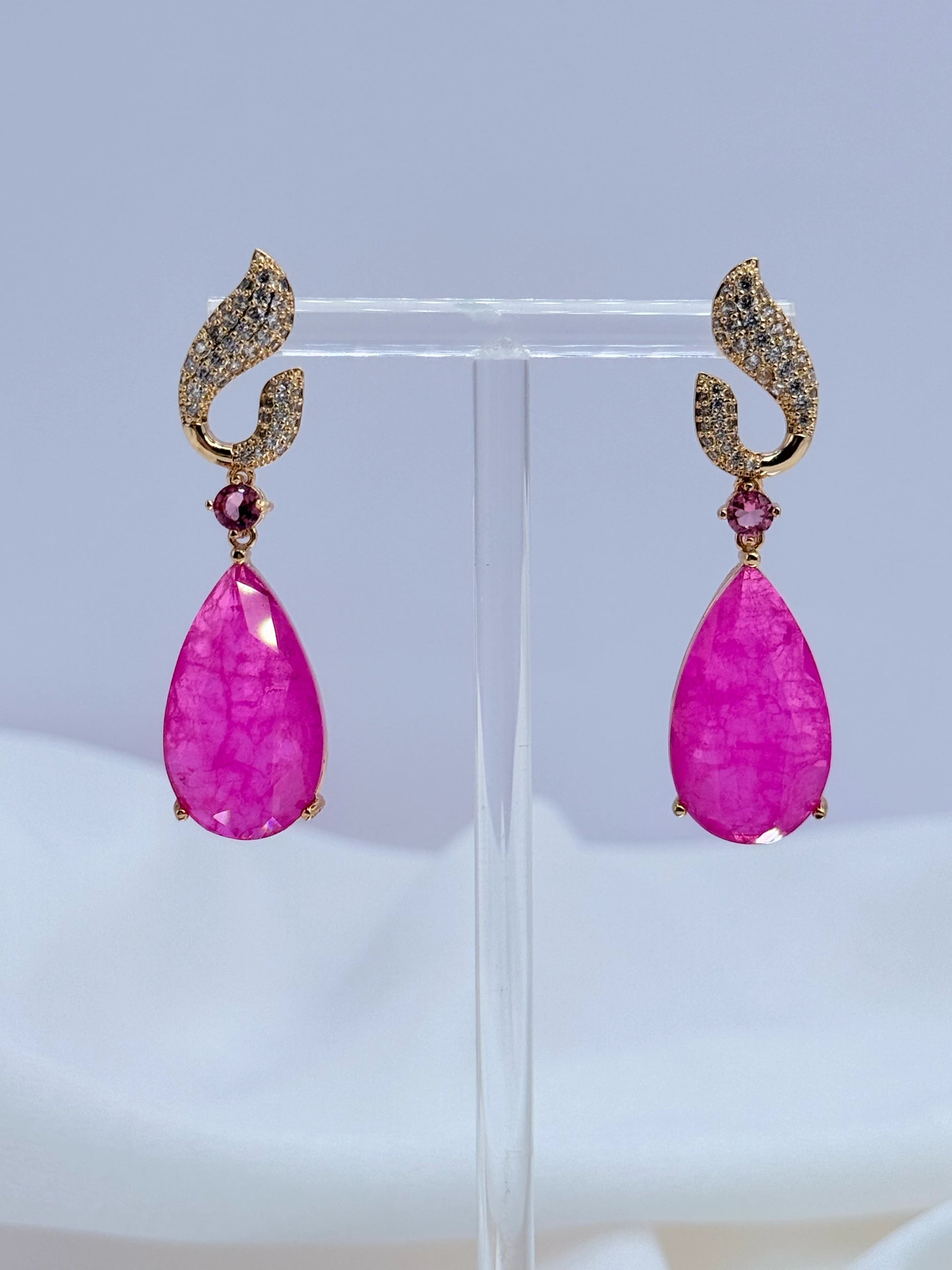 Aros base circonitas y lágrima ágata fucsia oro 18K - largo 4,8 cm - La Merced Joyas
