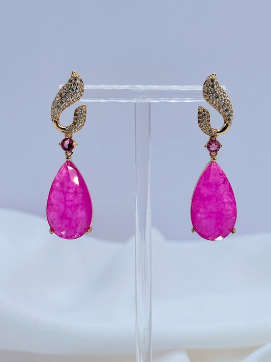 Aros base circonitas y lágrima ágata fucsia oro 18K - largo 4,8 cm - La Merced Joyas
