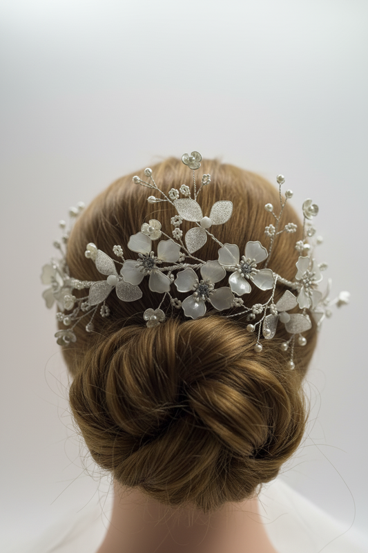 Tocado de novia flexible en flores blancas brillantes y blancas nacaradas con detalles en perlas 