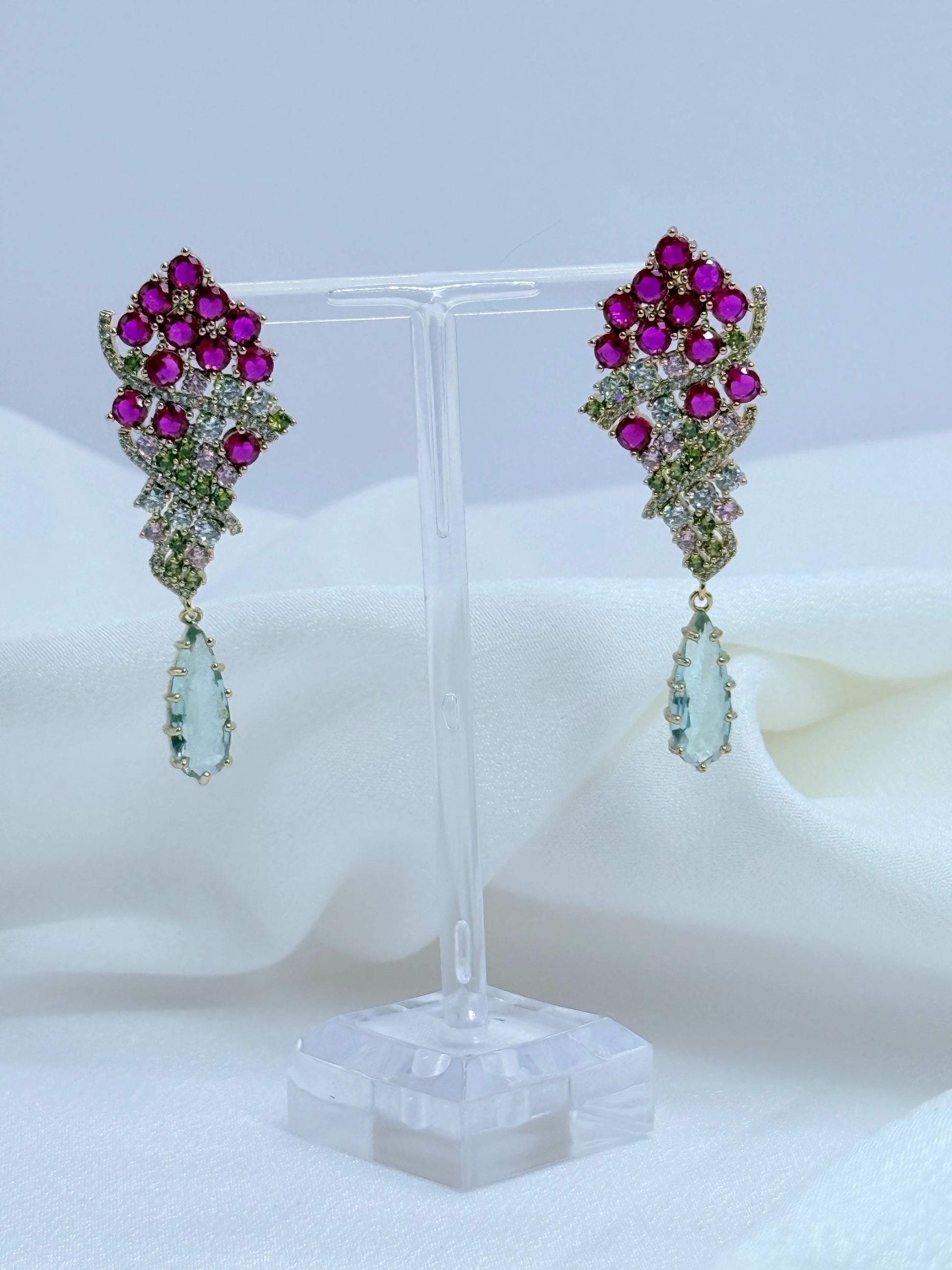 Detalle aro racimo fucsia multicolor con gota aguamarina baño oro 18K - La Merced Joyas
