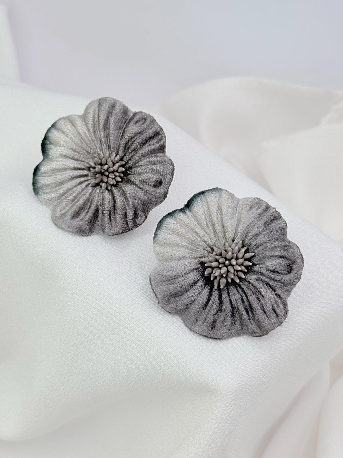 Aros maxi flor de terciopelo gris humo, grandes y livianos