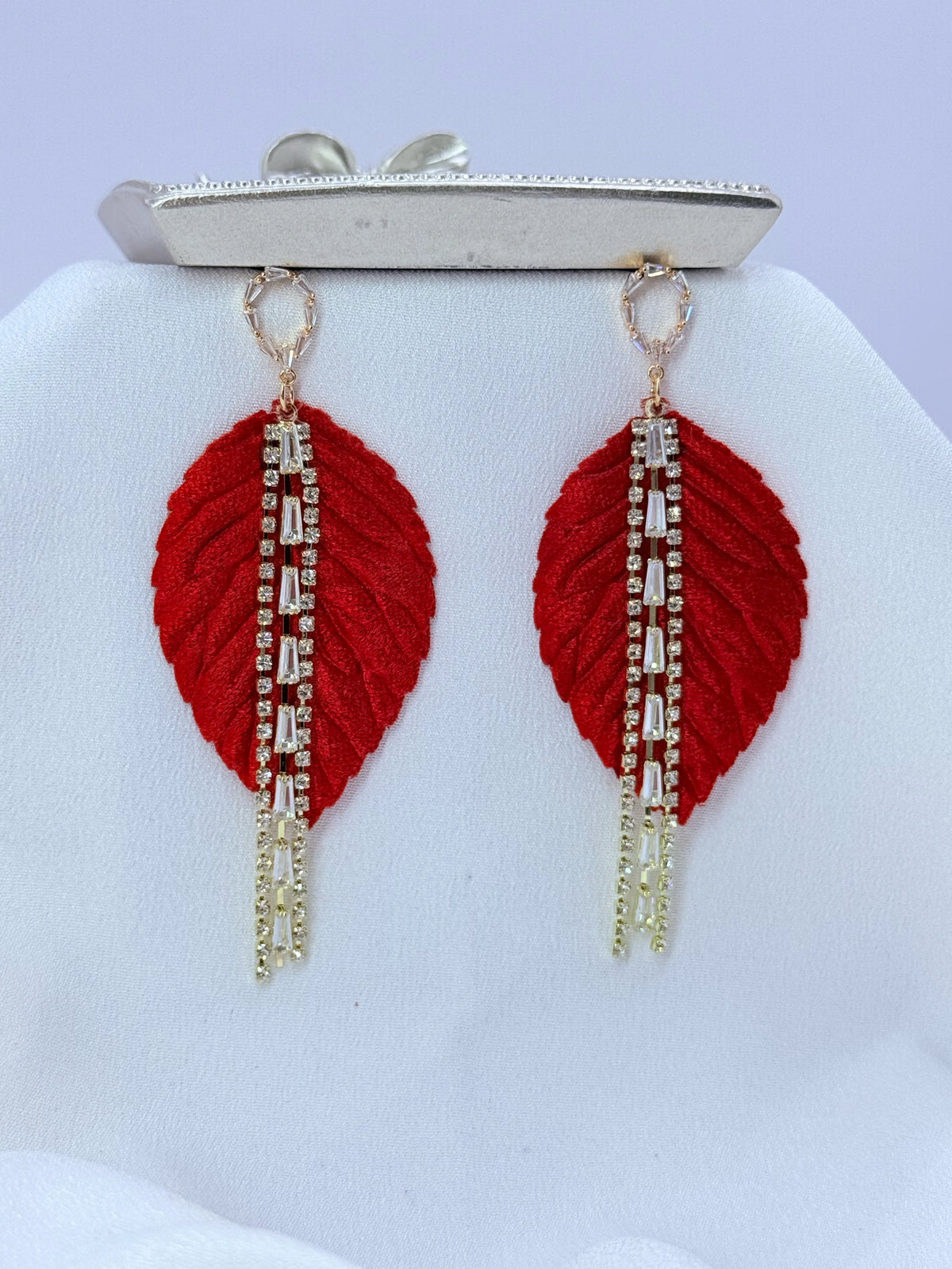 Aros hoja de terciopelo rojo con cascada de circones