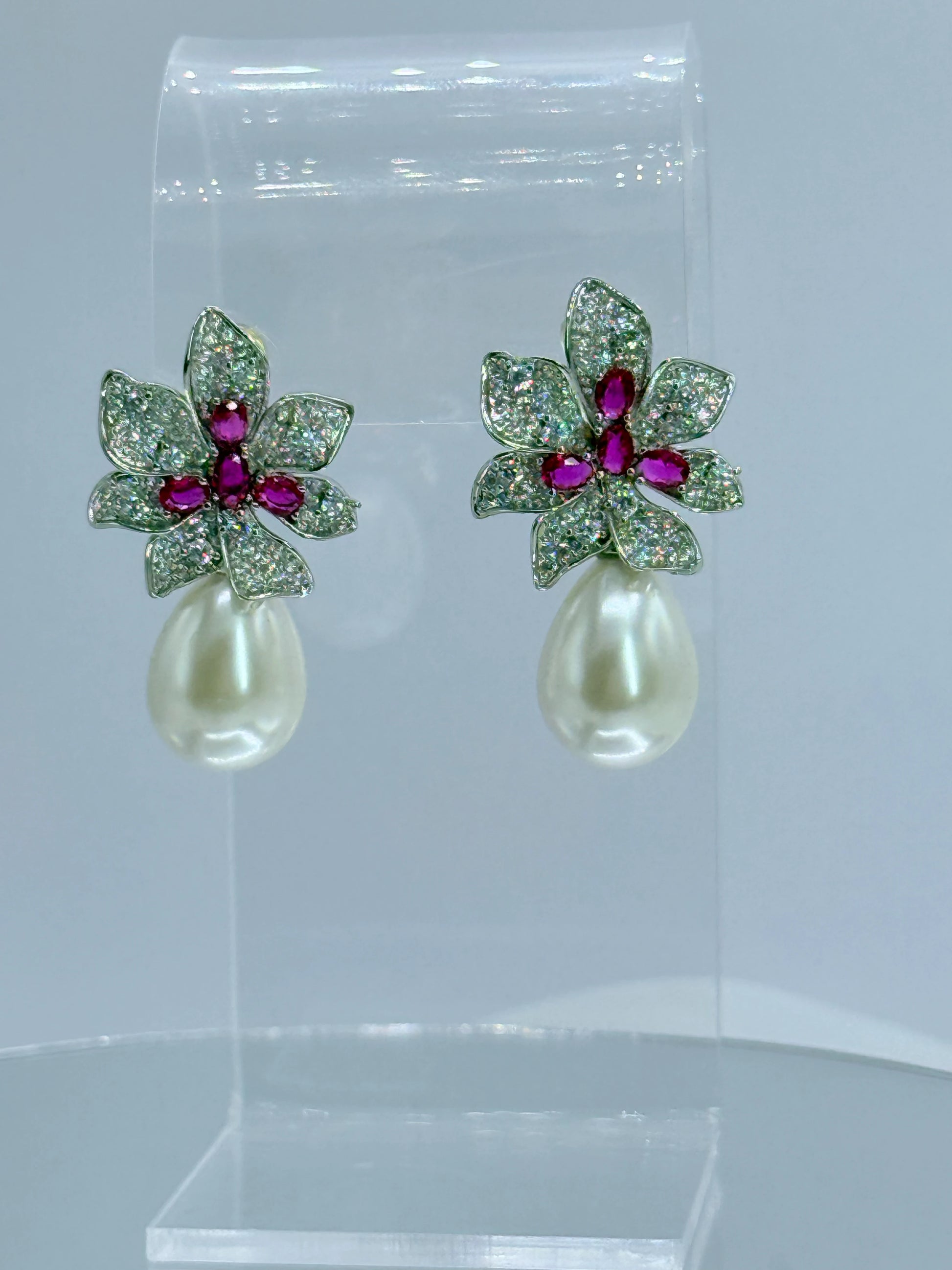 aros de fiesta flor con perla shell y circones brillantes