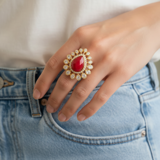 Anillo con ágata fucsia en corte gota bañado en oro 18K con circones, anillo llamativo y elegante Regalo día de la madre 
