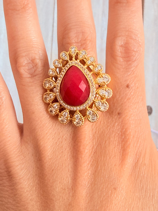 Anillo con ágata fucsia en corte gota bañado en oro 18K con circones, anillo llamativo y elegante Regalo día de la madre 