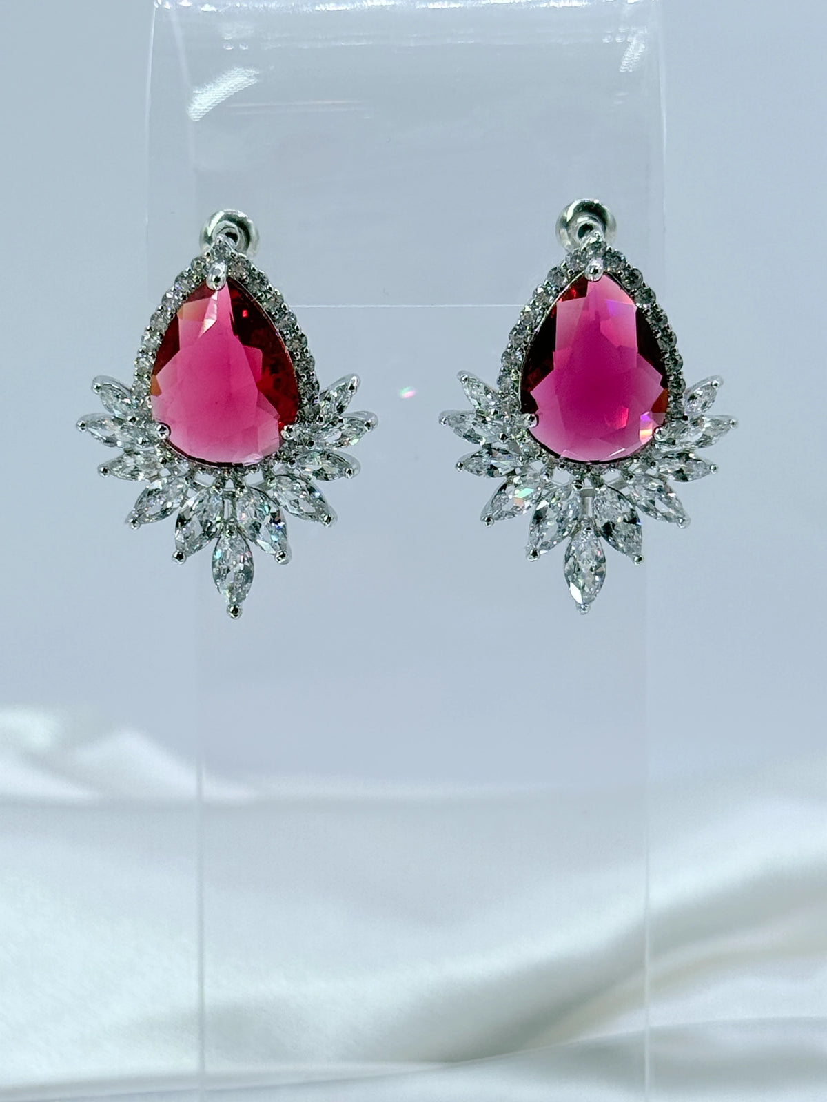 Aros de circón gran gota de color con halo de circones traslúcidos