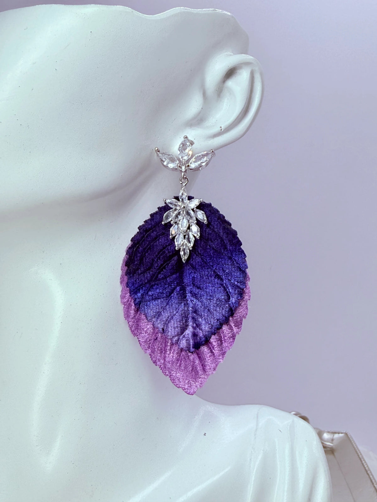 Aros hoja de terciopelo violeta con circones, grandes y livianos