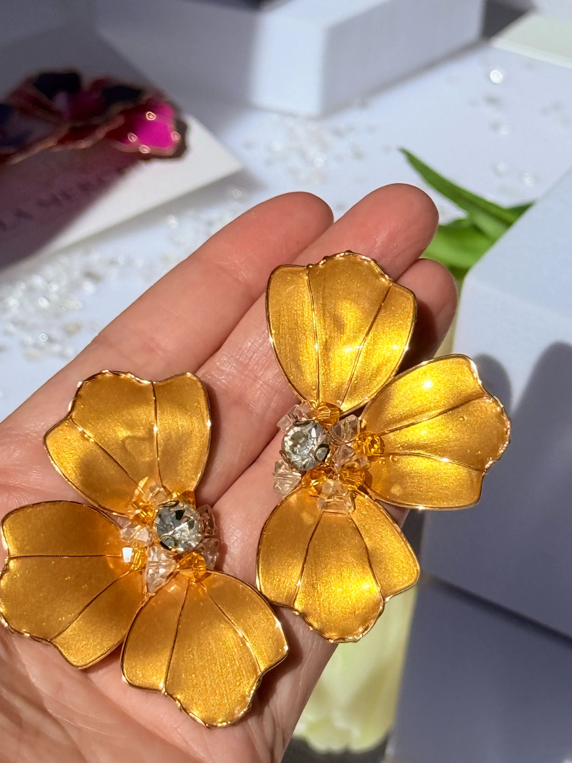 Aros flor de cristal dorado con cristales luminosos livianos grandes y cómodos 