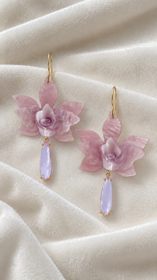 Aros flor de acrílico lila con gota de cristal y baño de oro