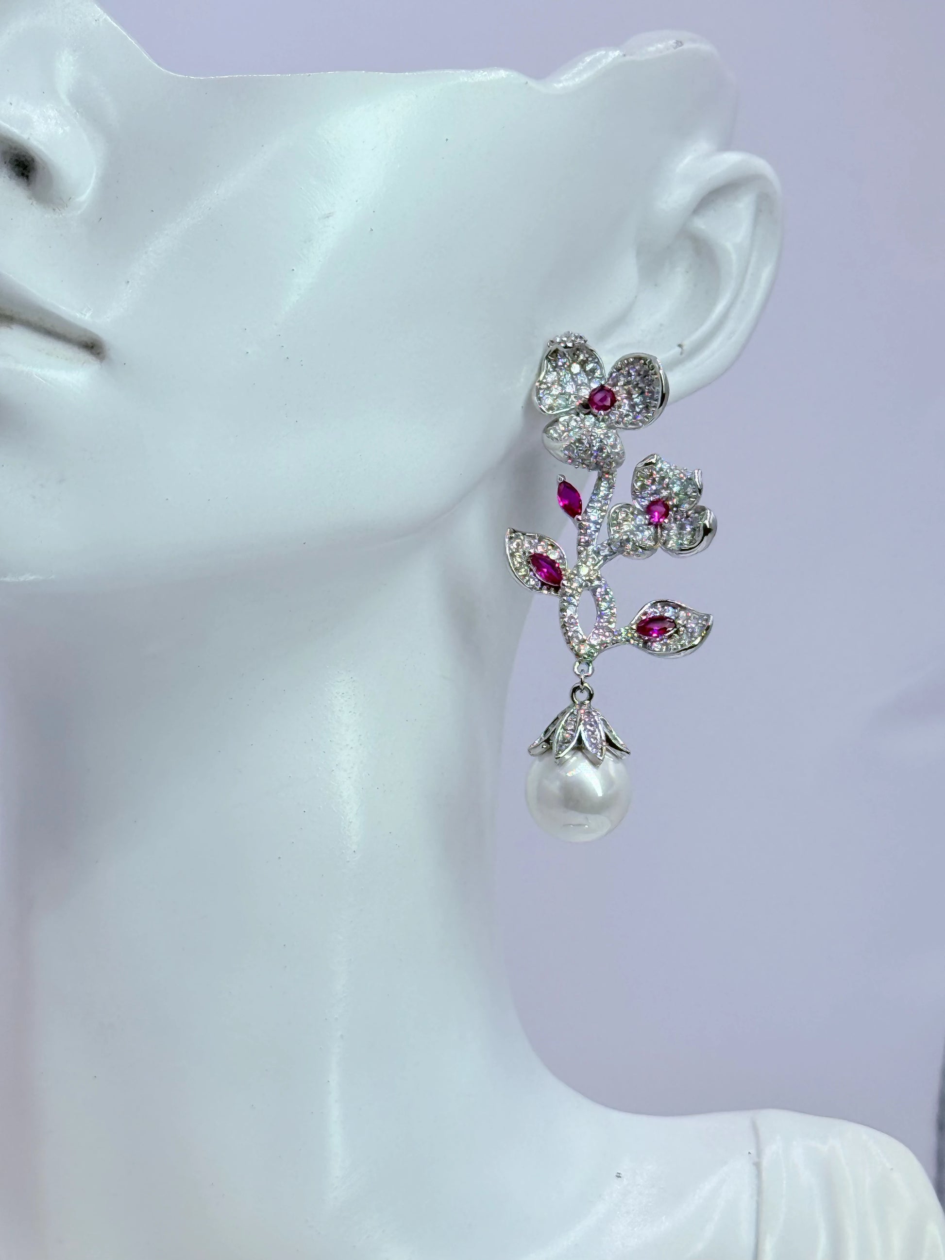 Aro floral circones traslúcidos fucsia perla shell puesto en oreja - La Merced Joyas
