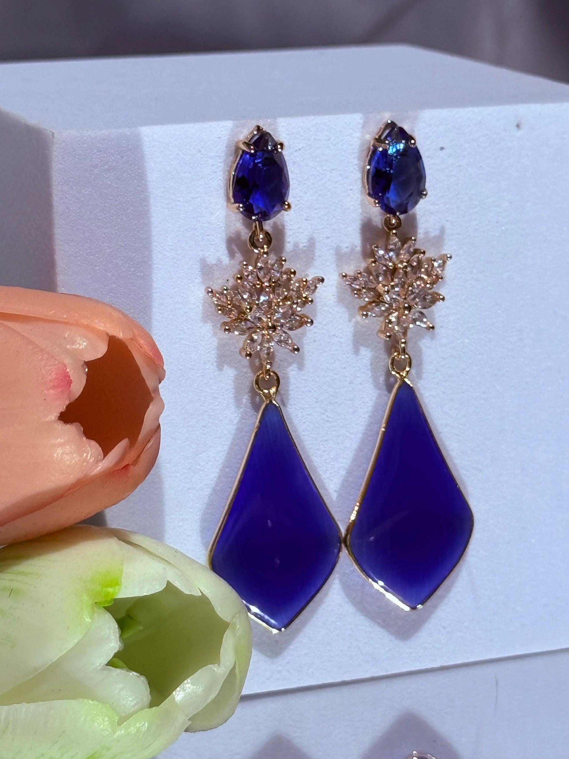 Aros azules  estrella de circones con piedra azul colgante bañados en oro
