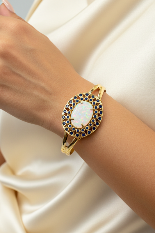 Brazalete tipo esclava con nácar central y circones en baño oro 18K. Diseño elegante y femenino, ideal para regalo especial o uso diario.