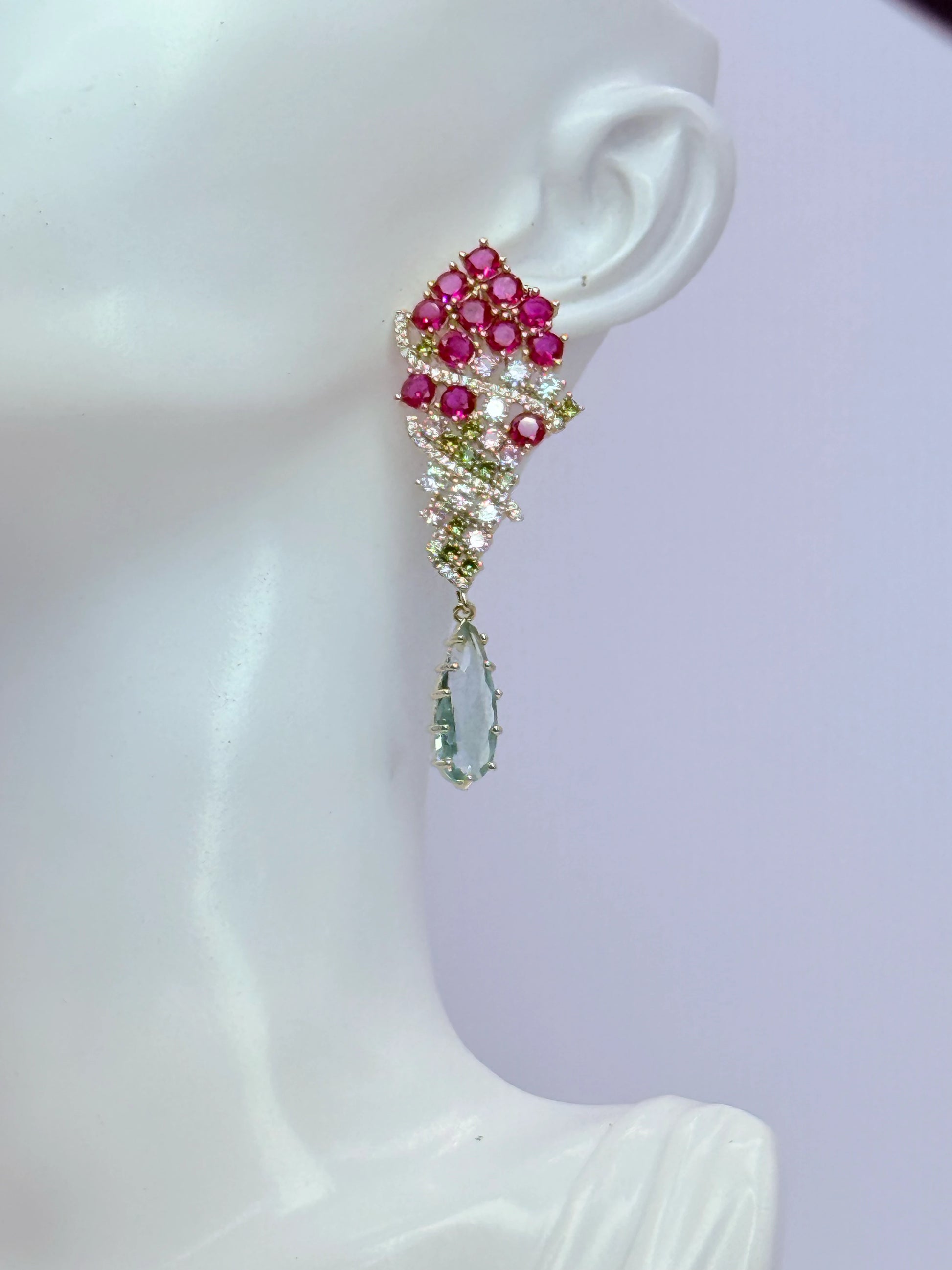 Aros racimo circonitas fucsia gota aguamarina oro 18K - La Merced Joyas
