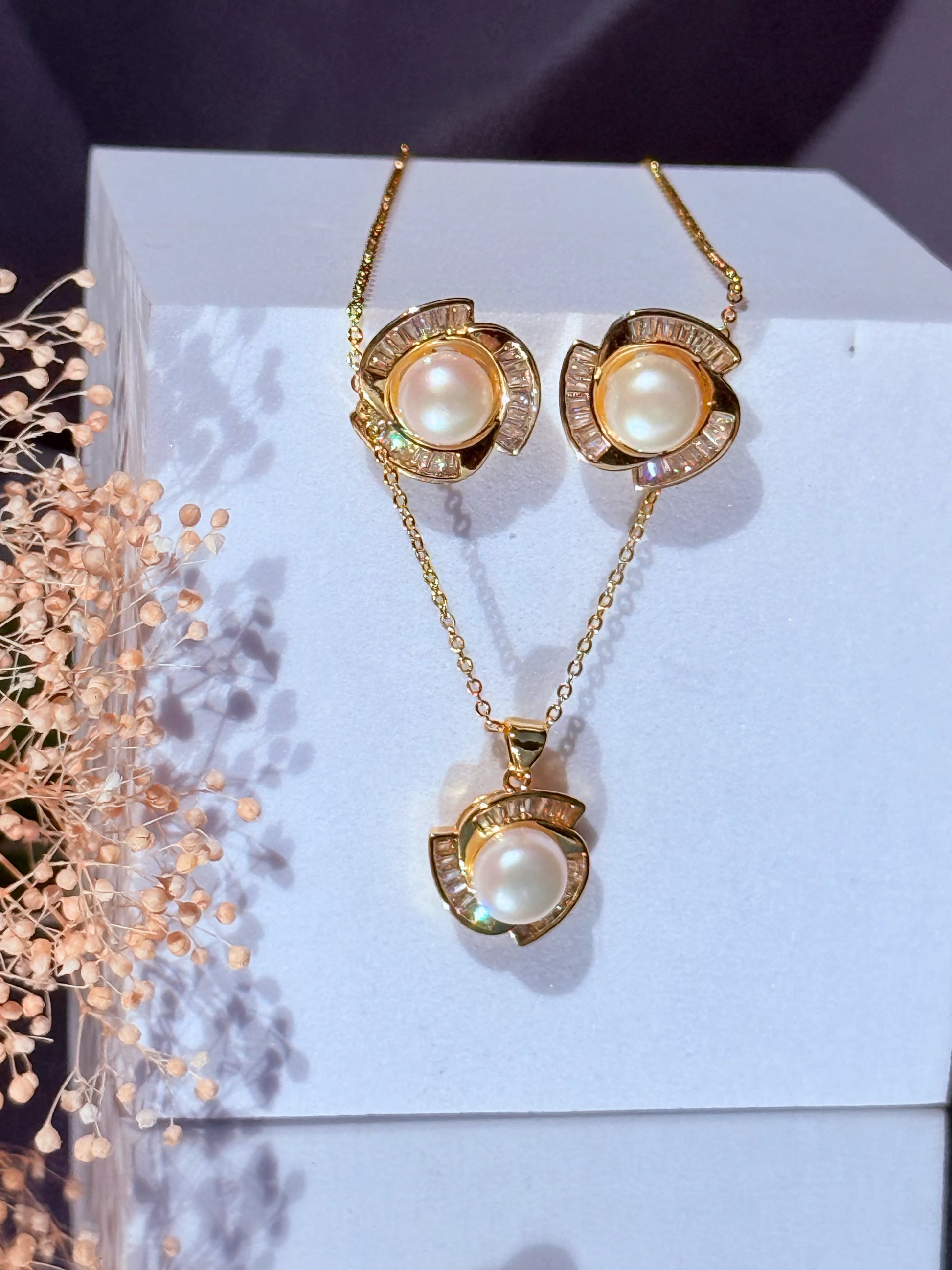 conjunto de joyería con perla natural y circones sobre fondo blanco La Merced Joyas