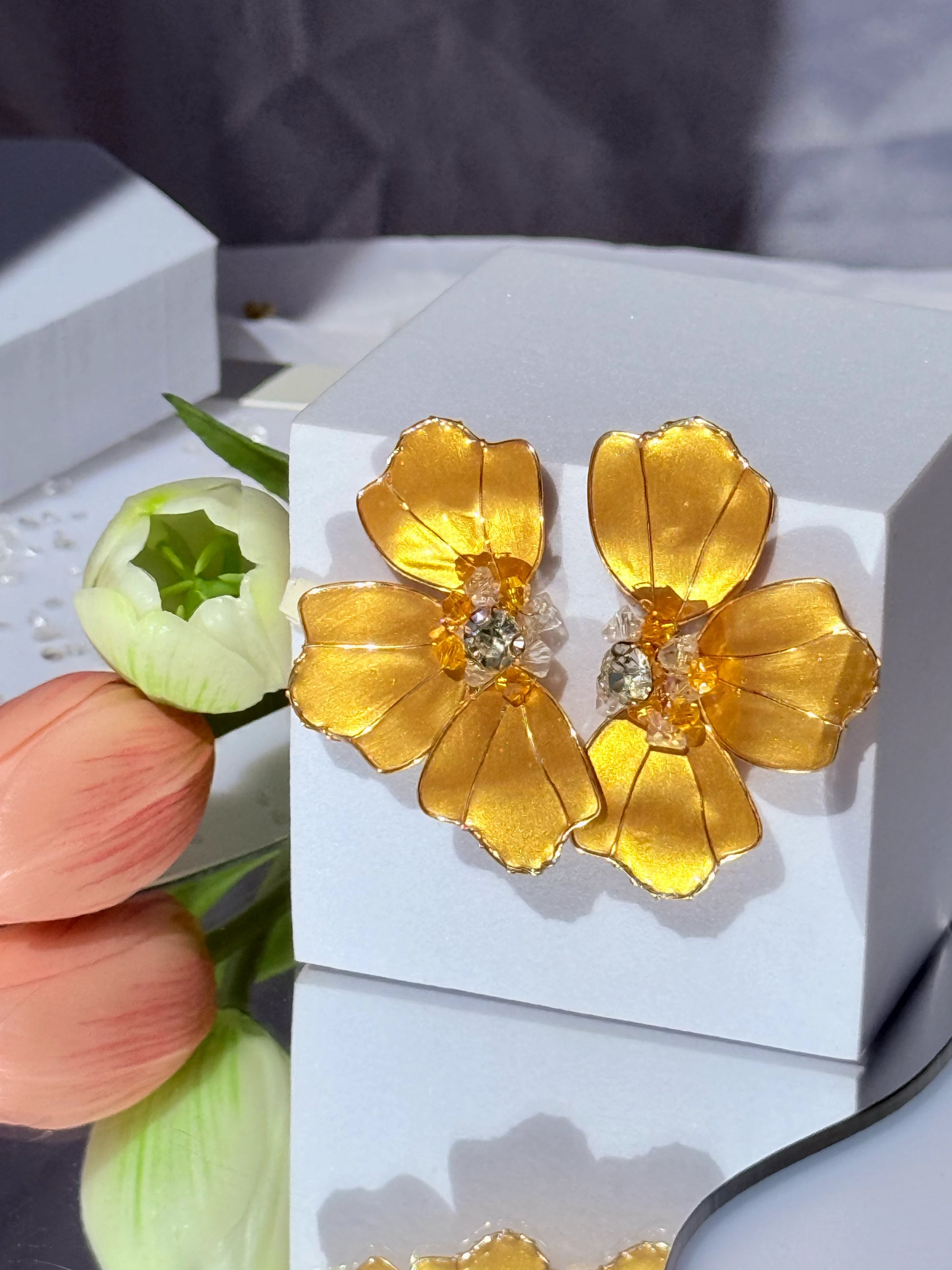 Aros flor de cristal dorados livianos grandes cómodos 