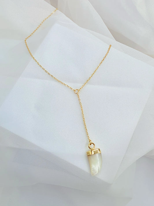 COLLAR WILD FANG - Diente de Nácar en Cadena Y