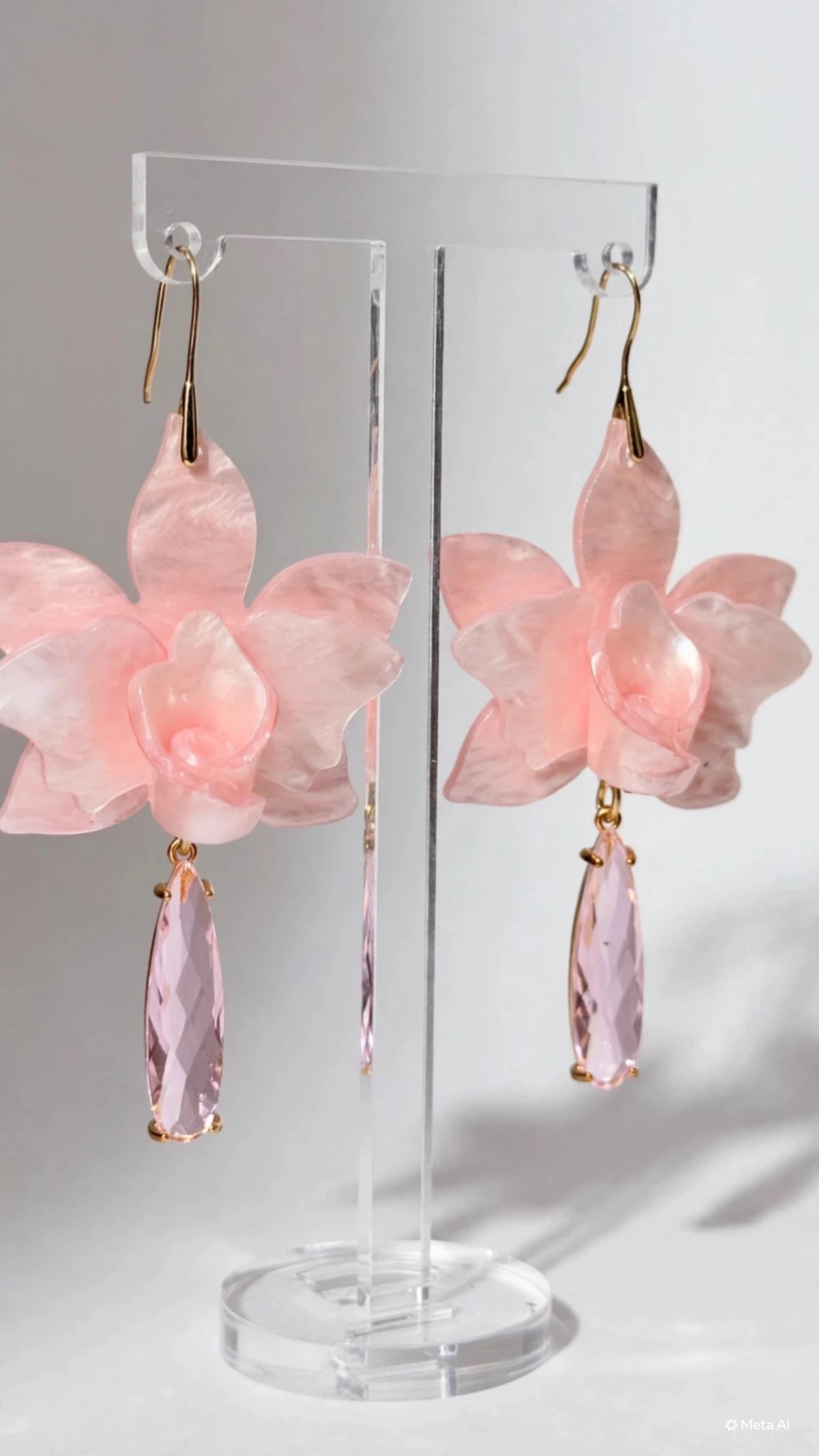 Aros flor de acrílico rosa pastel con gota de cristal y baño de oro