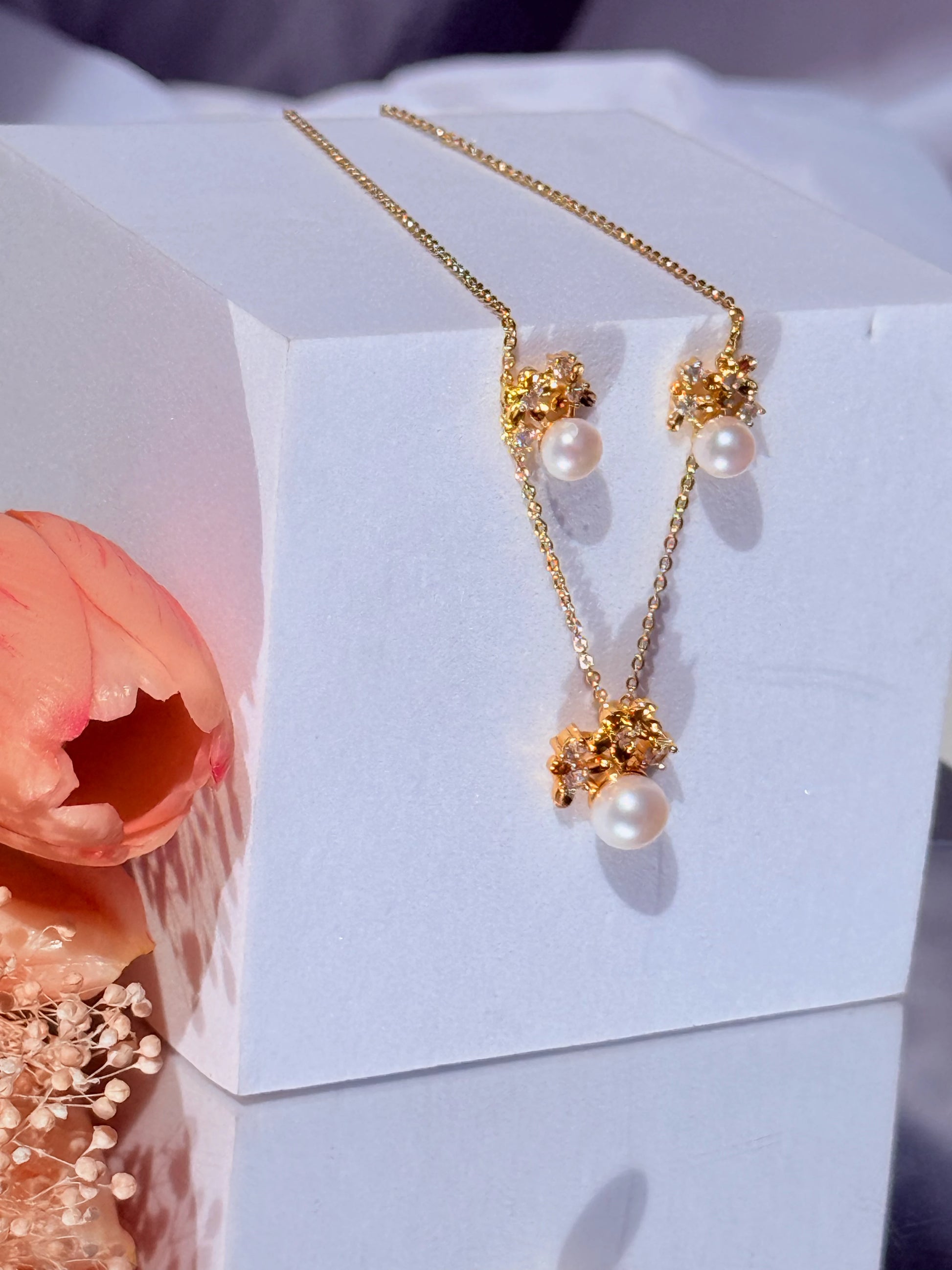 conjunto collar y aros flor con perla natural y circones baño oro 18k